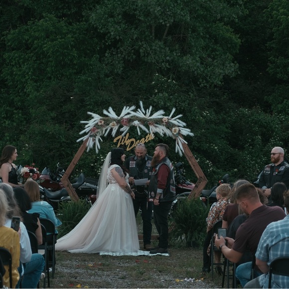 GALINA SIGNATURE
illusion plunge lace appliqued wedding dress IVORY/CASHMERE - Picture 6 of 10